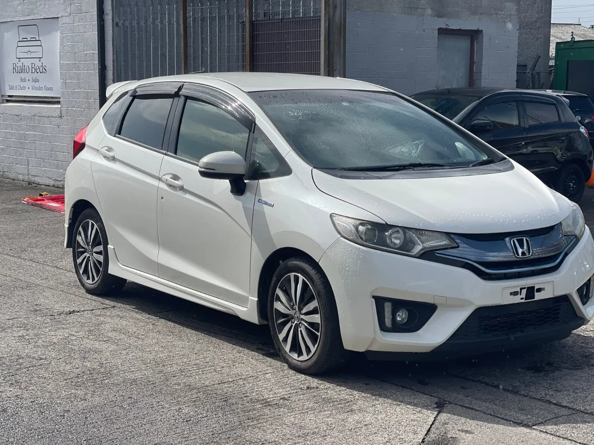 Honda Fit 2014 Hybrid (Huge Specs)